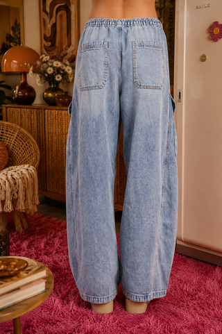 Weekend Wanderer Barrel Jeans – Relaxed Denim Pants with Cargo Pockets