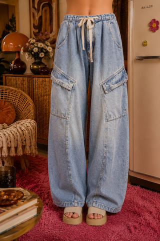 Weekend Wanderer Barrel Jeans – Relaxed Denim Pants with Cargo Pockets