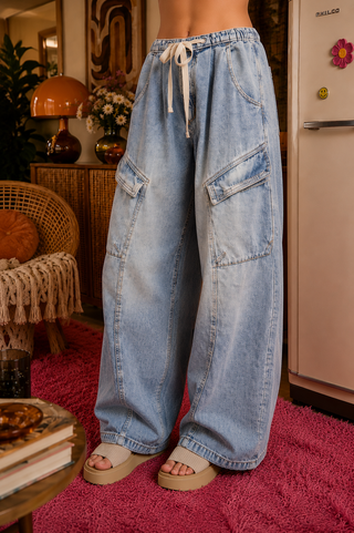 Weekend Wanderer Barrel Jeans – Relaxed Denim Pants with Cargo Pockets